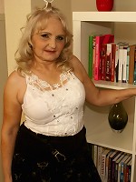 This horny mature housewife loves to play with herself