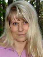 SweetSusi-Naken In The Woods With My Dildo Pictures